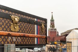 В Москве на Красной площади установили огромный еврочемодан (ВИДЕО)