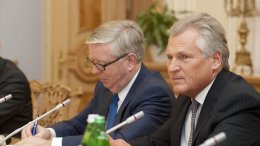 Квасьневский предлагает с помощью 20 млрд евро поддержать экономику Украины