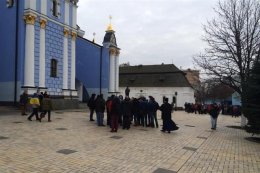 Михайловский собор в центре Киева окружили бойцы спецподразделения "Беркут"