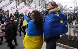 Участники акции протеста держат в блокаде здание правительства Украины (ВИДЕО)