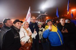 Яценюк предлагает митингующим провести акцию протеста под резиденцией Януковича