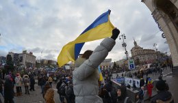 Митингующие с Евромайдана направляются к офисам киевских телеканалов