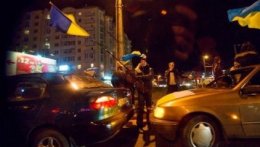 На Майдан Независимости снова приехала сигналящая автоколонна