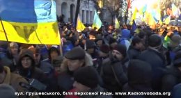 Колонна протестующих двинулась с Майдана в Киеве к АП и к зданию Кабмина