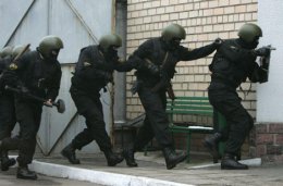 Центральный офис "Батьківщини" в Киеве штурмуют вооруженные бойцы спецназначения
