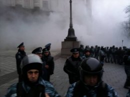 В МВД объяснили, для чего правоохранители начали оттеснять митингующих