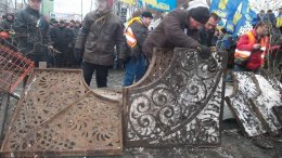На Евромайдане возводят новые баррикады (ВИДЕО)