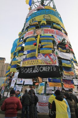 Участники Евромайдана требуют снять плакаты Тимошенко с "народной елки" (ФОТО)