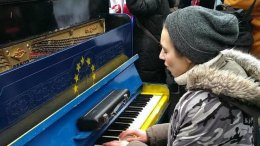 Возле Киеврады прохожие играют на пианино Баха (ВИДЕО)