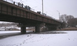 Автомобиль BMW упал с моста в реку: трое детей и женщина погибли (ВИДЕО)