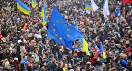 Евромайдан: митингует до 20 тысяч человек, народ прибывает