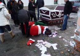 Пьяный Санта-Клаус с помощницей попали в ДТП