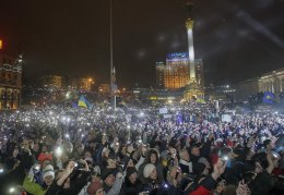 Участники Евромайдана убрали Площадь Независимости после празднования Нового года