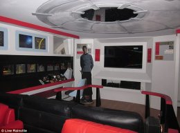 Поклонница сериала «Звездный путь: Энтерпрайз» превратила свой дом в звездолет (ФОТО)