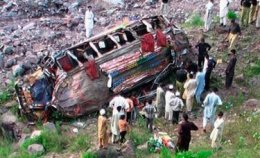 В Индии пассажирский автобус сорвался в ущелье (ВИДЕО)