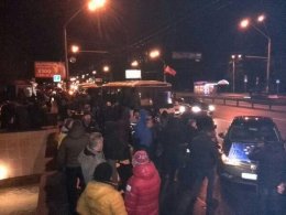 Активисты Автомайдана заблокировали автобусы с «Беркутом» (ФОТО)