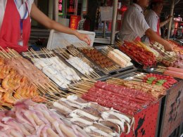 Экзотические вкусности на одном из рынков Пекина (ФОТО)