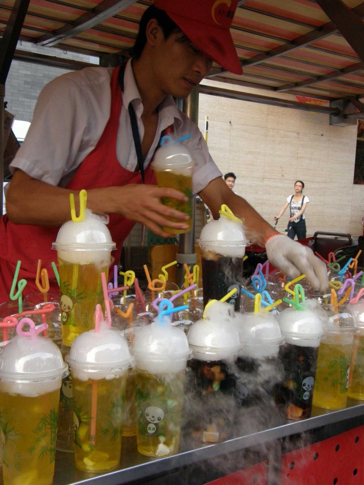 Экзотические вкусности на одном из рынков Пекина (ФОТО)