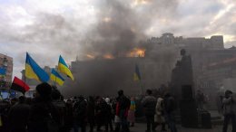 Активистов харьковского Евромайдана забросали петардами и дымовыми шашками (ФОТО)