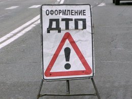 В Киеве рекламный щит остановил неуправляемый Форд (ВИДЕО)