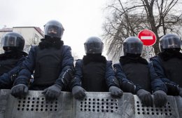 В правительственный квартал стягиваются силовики и участники Антимайдана