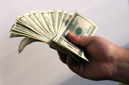Эксперт советует украинцам избавляться от долларов