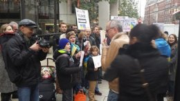 Автомайдан не дает покоя Ахметову даже в Лондоне (ВИДЕО)