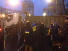 На улице Грушевского продолжается противостояние между силовиками и митингующими