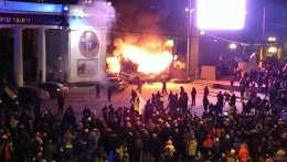 Митингующие не пощадили стадион «Динамо» и портрет Лобановского (ФОТО)