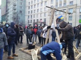 На Грушевского митингующие строят катапульты для метания камней (ФОТО)