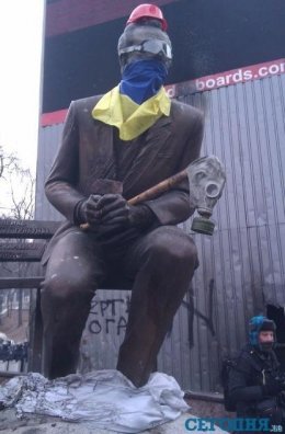 На памятник Лобановскому надели каску и флаг Украины (ФОТО)