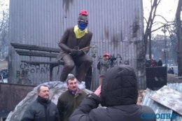 На памятник Лобановскому надели каску и флаг Украины (ФОТО)
