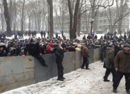 Антимайдановцы пытаются покинуть митинг через забор, но их возвращают (ФОТО)