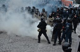 Митингующие пошли в контрнаступление. "Беркут" отстреливается