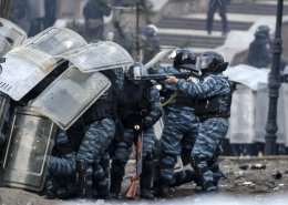 Сотрудники "Беркута" предприняли попытку атаковать здание Октябрьского дворца