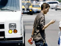 Привычка писать SMS во время ходьбы может негативно сказаться на здоровье