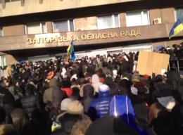 В Запорожье митингующие пикетируют здание ОГА (ВИДЕО)