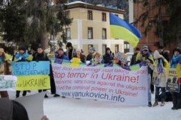 Украинская диаспора устроила пикет экономического форума в Давосе