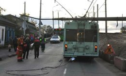 Бетонная опора упала на троллейбус в Херсоне