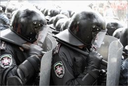 Киевляне не дали арестовать человека под офисом омбудсмена (ВИДЕО)