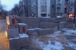 Начался демонтаж бетонной баррикады Майдана (ВИДЕО)