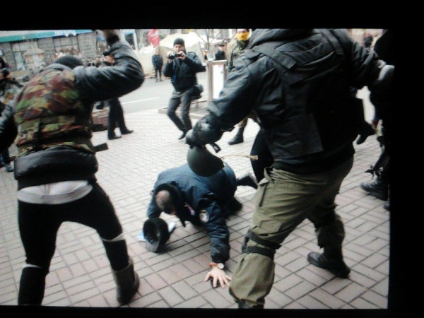 Неизвестные в масках пинками прогнали милиционеров с территории Крещатика (ФОТО)