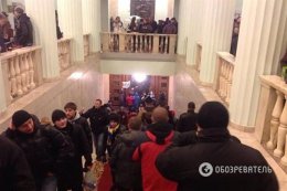 Сикорский призвал украинскую оппозицию освободить правительственные здания