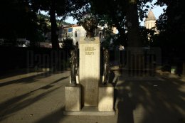 В Тбилиси осквернен памятник Софико Чиаурели