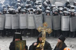Противостояние на Грушевского в центре Киева перешло в информационное русло (ФОТО)