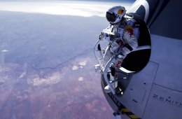 Рекордный прыжок парашютиста из стратосферы (ВИДЕО)