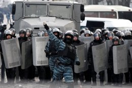 Активистка Майдана уличила «Беркут» в воровстве шин с улицы Грушевского