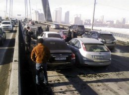 В Киеве на Московском мосту столкнулись сразу 5 автомобилей (ВИДЕО)