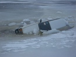 В Одесской области под лед провалился микроавтобус