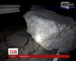 Трассу Ялта-Севастополь засыпало огромными валунами